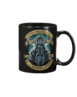 NEVER UNDERESTIMATE AN OLD MAN WITH A MOTORCYCLE MUG